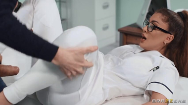 Врачиха с глубокой глоткой спасает Дэнни Ди от огромного стояка