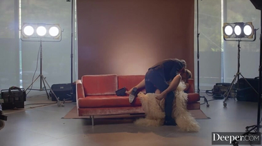 Богатый заказчик трахнул фотомодель после фотосессии