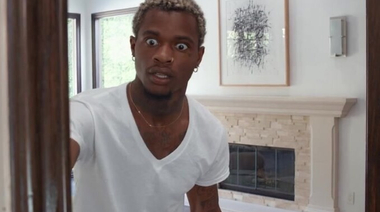 Чернокожий парнишка трахает в жопу сексуальную маму друга