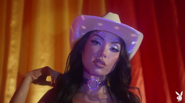 Секси ковбойша Мэдди Белль позирует на фотосессии в ретро стиле