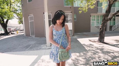 Официантка Бьянка Бэнгс обслужила негра в движущемся микроавтобусе