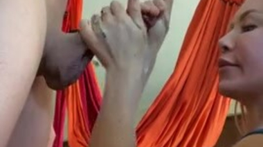 Трахает Николь Энистон на подвесах на кухне и кончает в пизду