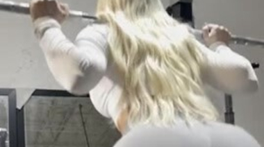 ScarlettKissesXO соблазнила фитнес тренера на секс в спортзале