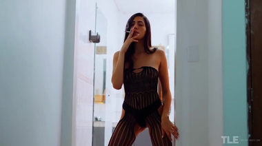 Курящая брюнетка в ажурном боди села волосатой писькой на дилдо