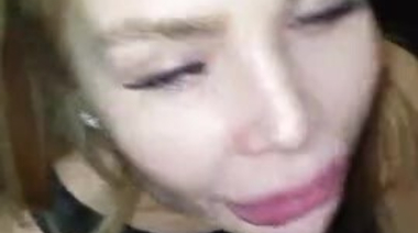 Два члена в рабочем рту русской бляди на коленях