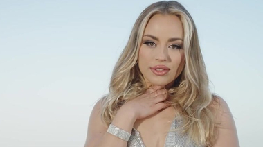 Эротический полет в небесах обнаженной красотки Анны Клэр Клаудс