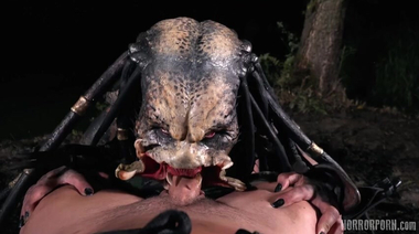 Хищница охотится на член последнего выжившего солдата из спецотряда