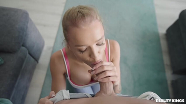 Растяжка русской гимнастки Алексы Флекси с натяжкой на член друга