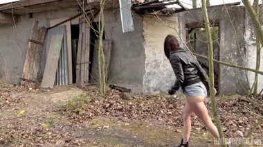 Психопат в маске охотится на попки телочек из шумной компании