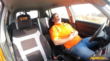 Лаки Би наслаждается случайным сексом в машине с инструктором по вождению