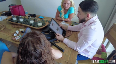 Парочка актеров затащила помощницу в тройничок во время XXX съемок