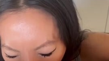 Сисястая азиатка Аса Акира взяла на клык у своего хахаля перед еблей