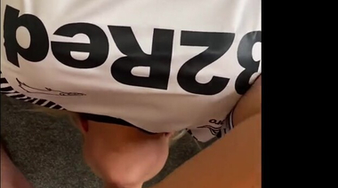 Фанатка Дерби Каунти Elle Brooke с кляпом во рту ебется в очко