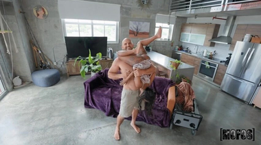 Узкая пизда миниатюрной негритянки Мини Сталлион поглощает большой хуй