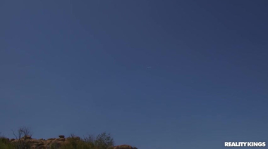 Развратные любители походов устроили секс оргию на открытом воздухе