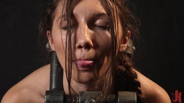 Мазохистка Майя Вульф дорогой ценой испытала оргазм на БДСМ сессии