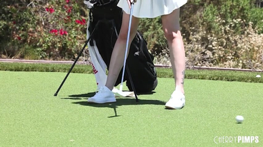 Гольфистка Скай Блю вогнала фаллоимитатор в свою влажную лунку