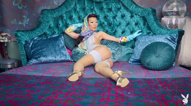 Грудастая азиатка в чулках Аса Акира позирует голышом для Playboy