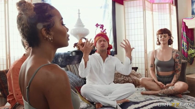 Замужние телки поклоняются большому члену Вана Уайлда на сеансе медитации