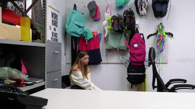 Начинающая актриса погорелого театра Мейзи Майерс попалась на воровстве