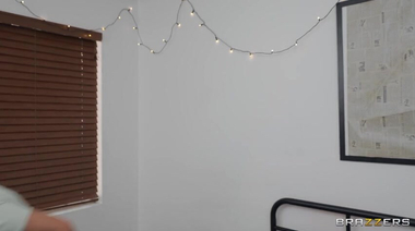 Извращенный фетишист Джей Ромеро трахнул девушку и ее соседку по комнате