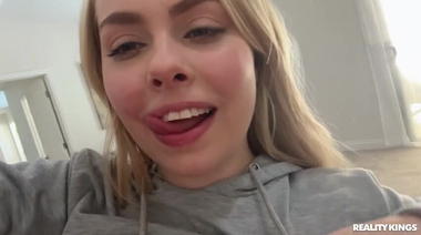 Эротический танец заводит соседок лесби Хейли Спейдс и Саммер Виксен