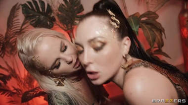 Скользкие телки в масле Шарлотта Синс и Слимтик Вик попали на тройничок