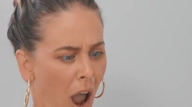 Перевозбужденный чувак натягивает зрелку Чери Девиль по всему дому