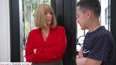 Зрелка Сара Джей ради сына трахается с местным хулиганом Хуаном Локо