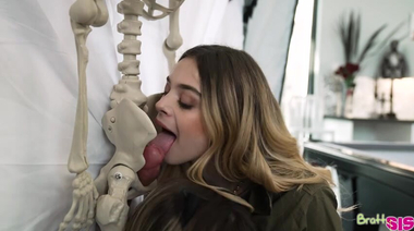 Член скелета на Хэллоуин делает счастливыми подруг Миа Кей и Молли Литтл