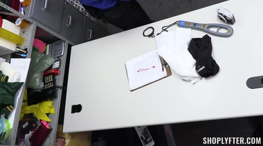 Офицер полиции делает взрослой 18-летнюю воровку Адрианну Джейд