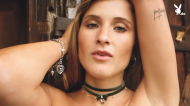 Сексуальная прогулка немки Ванессы Теске голышом в деревенской местности