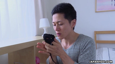 Извращенец пришел ебать Рёко Мураками после онлайн покупки ее трусиков