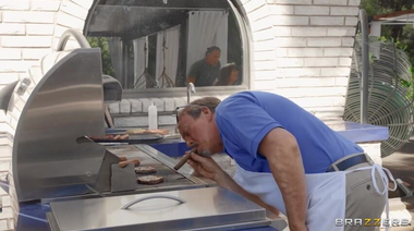 Томми Кинг наслаждается анальной изменой с соседом за спиной мужа