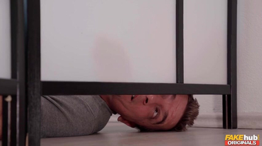 Сквиртующая брюнетка Клеа Готье трахается в примерочной с продавцом