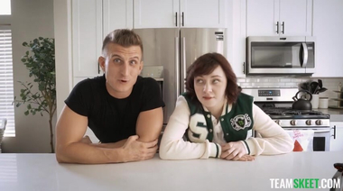 Потусторонний секс втроем с призраком озабоченной милфы Кристал Кларк