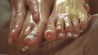 Фут фетишистка Алисса Баунти дрочит ступнями хуй мужика после массажа ног