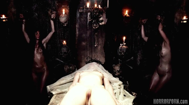 Кощей Бессмертный лишил невесту вагинальной и анальной девственности