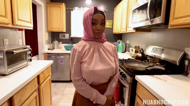 Сисястая мусульманка Лили Старфайр спасла американца от застоя спермы