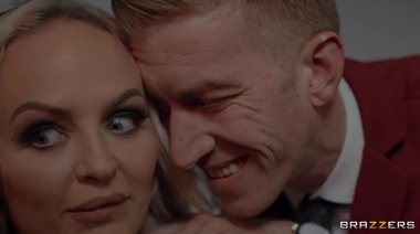 Менеджер мотеля Дэнни Ди встретил двух красоток еблей большим хуем