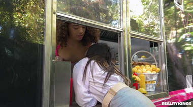 Уиллоу Райдер пробует большую копченую сосиску продавца из фуд-трака