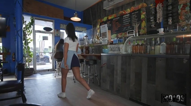 Лысый ебарь ДжейМак заказал в кафе секс с официанткой Аминой Грин