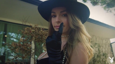 Женщина в черном Кимми Грейнджер демонстрирует красивое тело на фотосессии