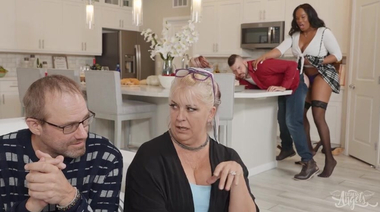 Негритянка-транс Джексика Блейк ебет бойфренда на День Благодарения