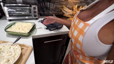 Сладкая ХХХ подборка с сексом милф на День Благодарения от MYLF