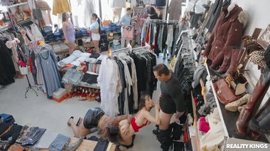 Безумная секс оргия в модном бутике одежды во время черной пятницы