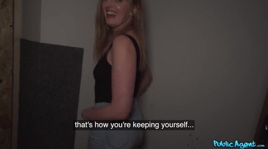 Сумчатая шлюшка из Австралии Чарли Форд ебется в котельни с пикапером