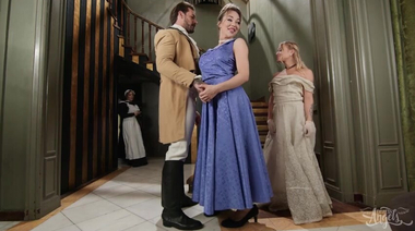 Герцогиня транс Эмма Роуз трахается с принцем Папи за спиной у подруги