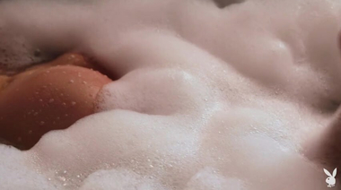 Расслабляющая пенная ванна с очаровательной Дианой Ларк из Playboy