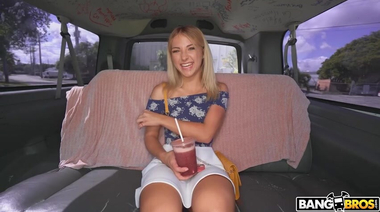 18-летняя крошка Эмма Багг получила шальные деньги за секс с Джонни Лавом